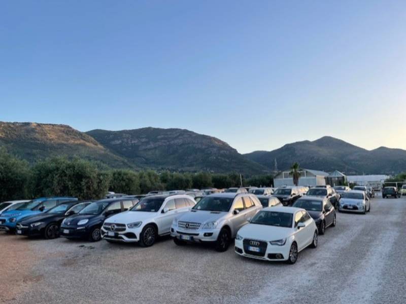 Mangoni Park - Porto Terracina Auto parcheggiate presso Mangoni Park - Porto Terracina