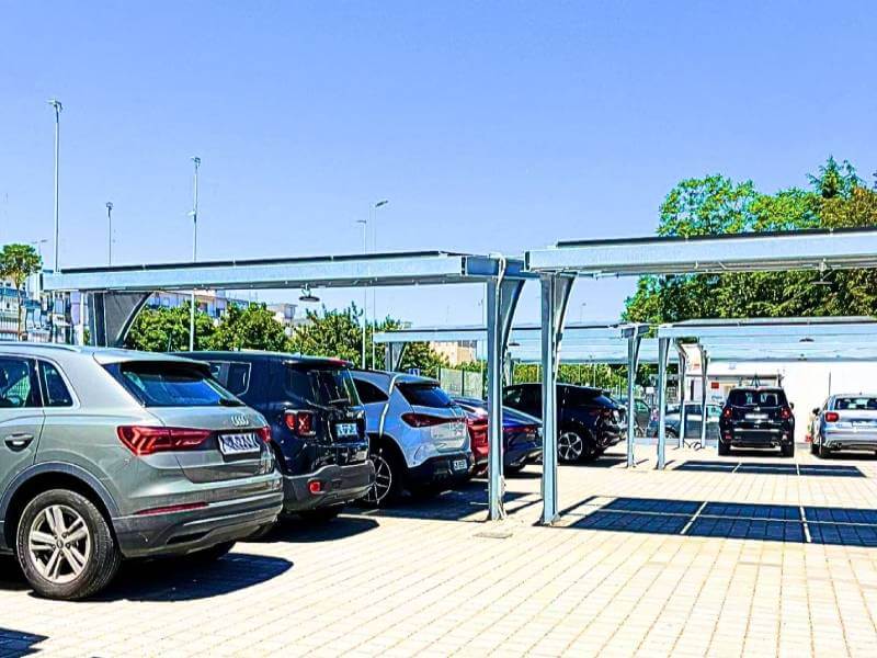 Campo's Family Park - Aeroporto Bari Posti auto sotto tettoia Campo's Family Park - Aeroporto Bari