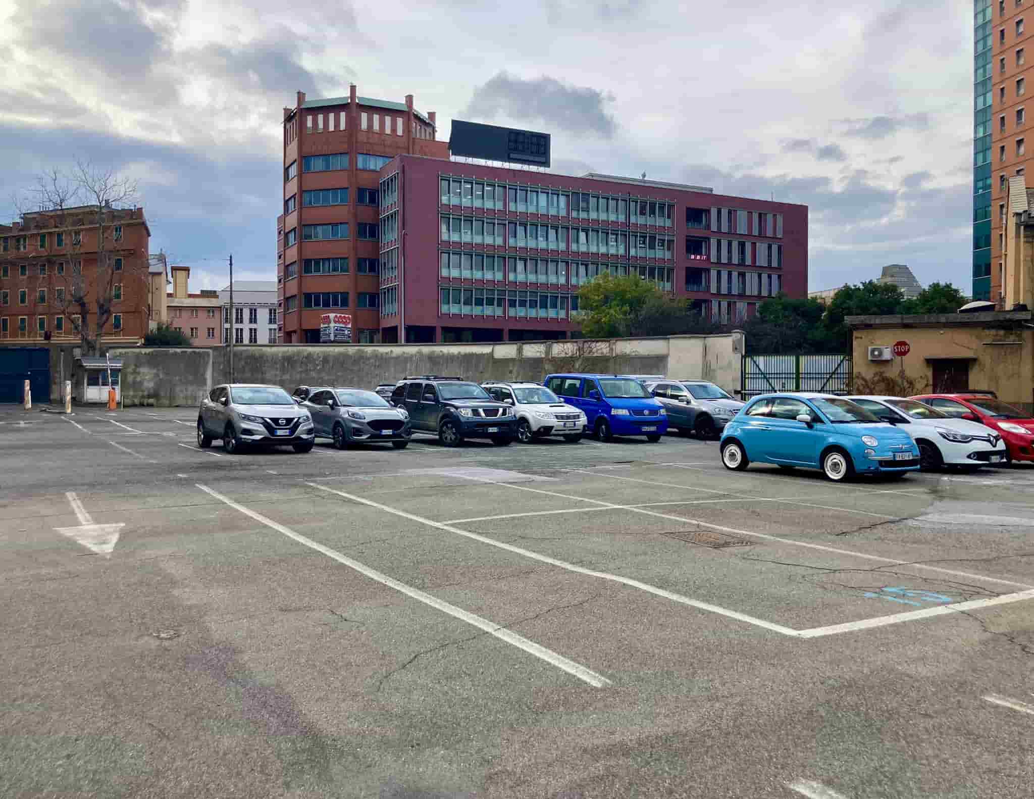 ParkingMyCar Aeroporto Genova - Parcheggio scoperto Posti auto all'aperto ngMyCar Aeroporto Genova